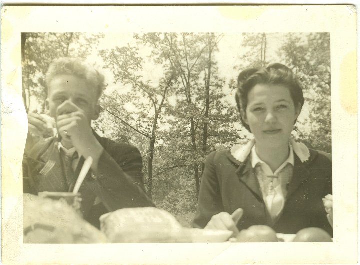 1294.jpg - Marlin Wyse & Aldine Eichelberger Pictures of 'Picnic at Lake McBride' 1942c