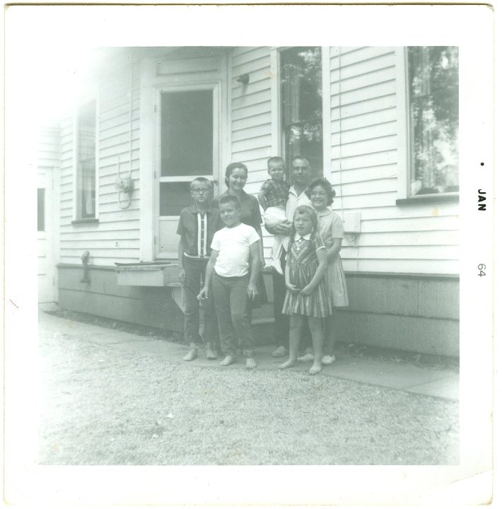 1358.jpg - The Marvin & Miriam Sweigart Family, 1963.  Left:  Randy, Tim, Miriam, Mark, Marvin, Mary Ann, Cindy Sweigart.