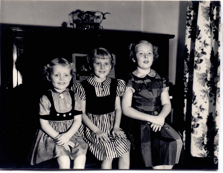 1438A.jpg - Kay, Joan, & Jean  Les & Ruth.  1958c